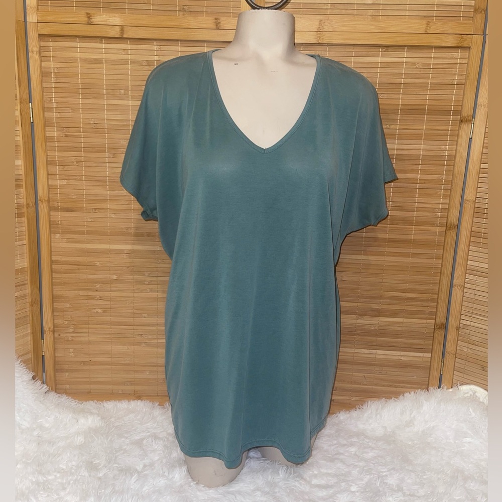 Green Envelope soft relaxed fit v-neck top shirt blouse woman’s large